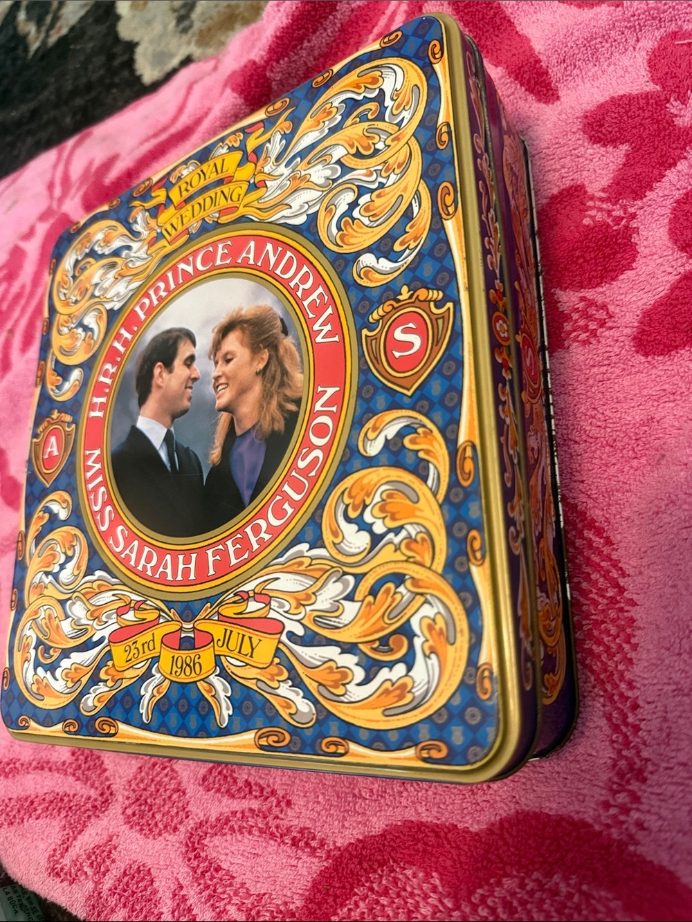 1986 H.R.H prince andrew Royal Wedding Commemorative Tin - Red, Blue & Gold - Picture 2 of 5